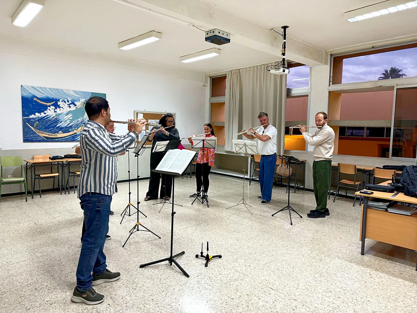 Cristian Suárez ensayando con el Ensemble de Flautas de la OCGC